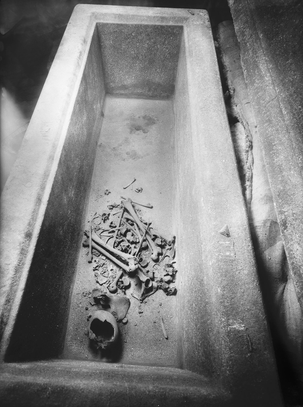 body-of-queen-meresankh-iii-in-situ-sarcophagus-tomb.jpeg