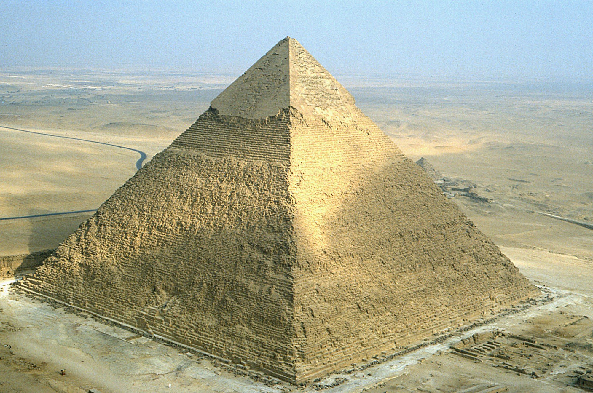 Разрушило пирамиду. Пирамида Хефрена (Хафры). Пирамида Хеопса. Пирамида Хуфу Египет. Пирамида Хефрена в Гизе.