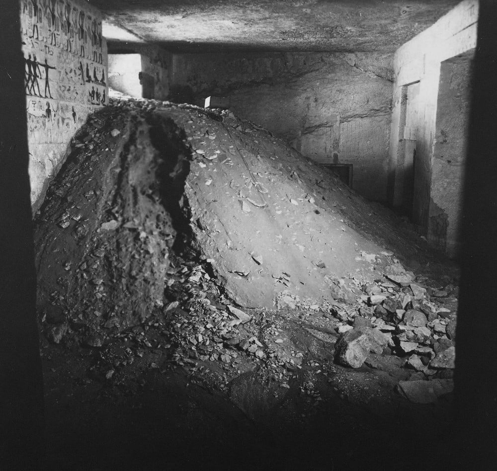 Excavación y artefactos encontrados en la tumba